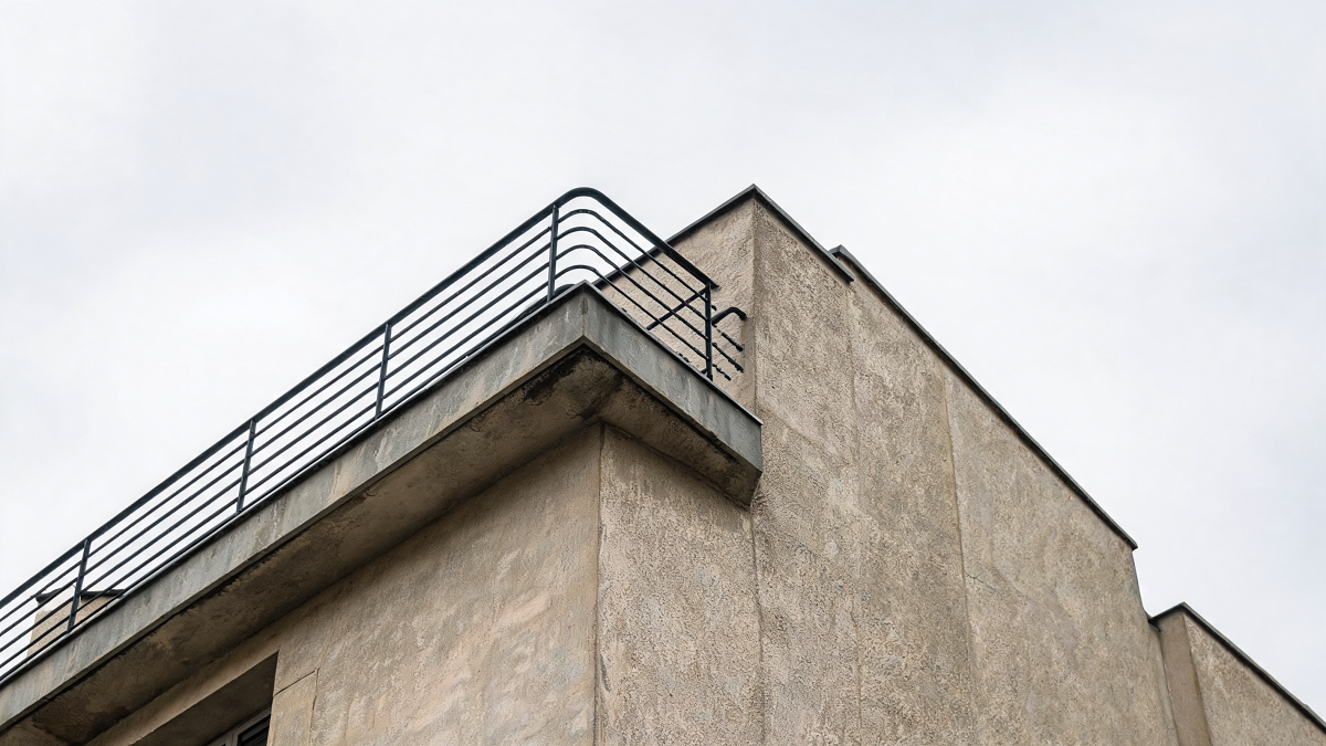 Dalle, garde-corps et façade d'un balcon d'immeuble, les trois éléments qui relèvent des parties communes