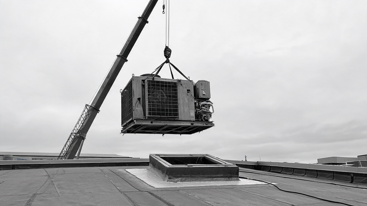 Remplacement par grue d'un rooftop en fin de vie sur la toiture d'une surface commerciale