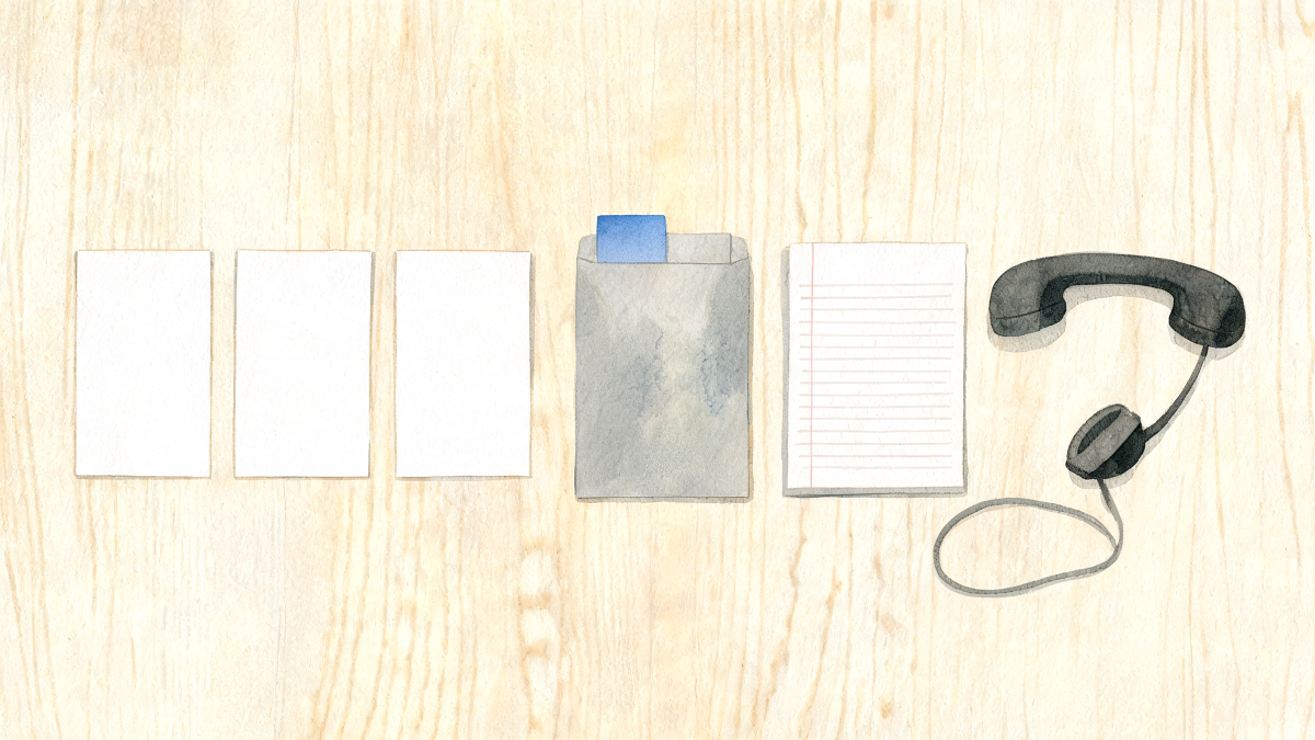 Table vue de dessus avec un bloc-notes, un combiné téléphonique décroché et trois fiches alignées, illustrant les étapes d'orientation