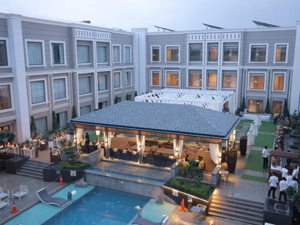 Temperature-controlled swimming pool