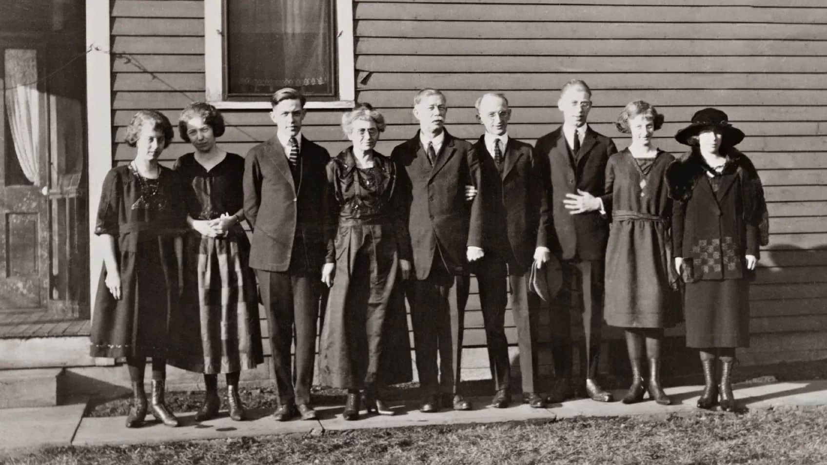 Pointing Fingers at Ancestors' Siblings - Breaking Down Brick Walls with Collateral Research