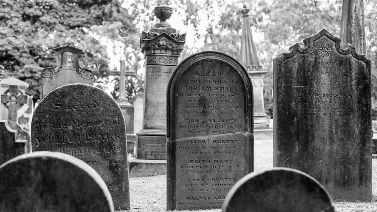Narrateurs silencieux : Un guide du généalogiste pour la photographie de cimetière