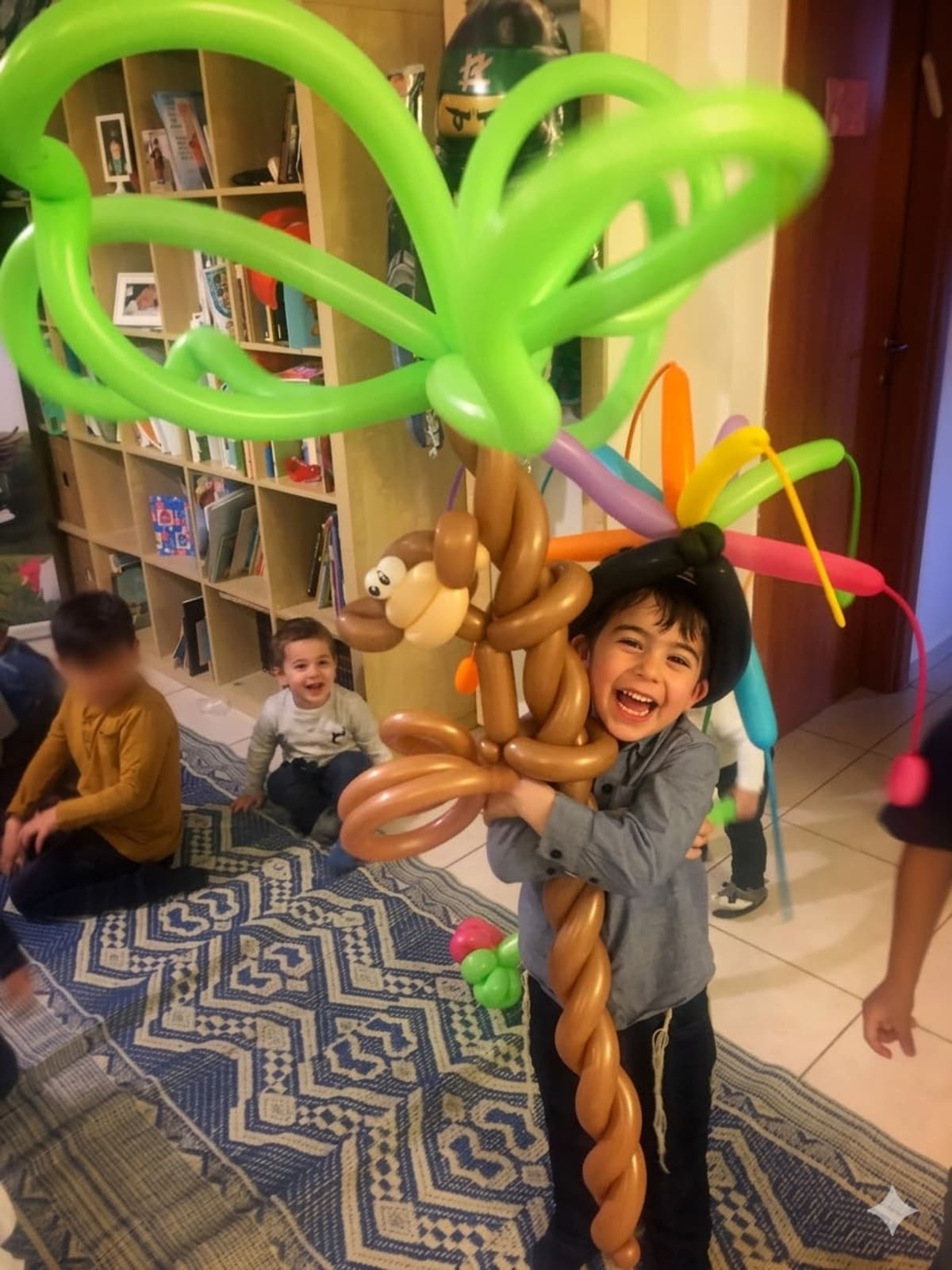ילדים מאושרים בהפעלת בלונים