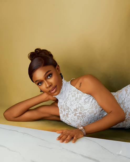How Dhovee Found a Niche by Talking to the Camera and Built a Career and Huge Audience From It