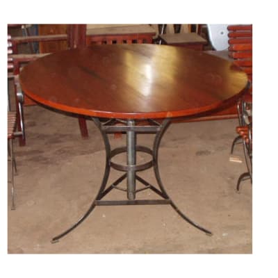 Dining table Round sturdy patio image