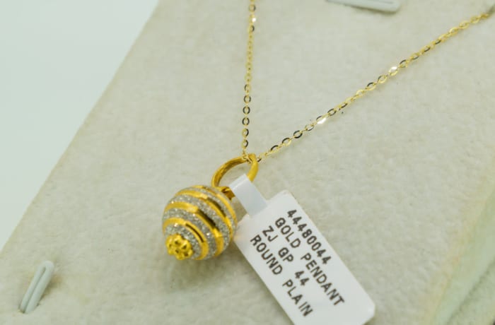 Yellow Gold round Diamond Pendant