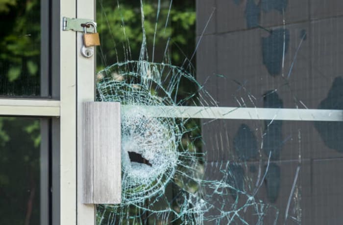 Are you thinking of repairing your broken aluminium door or window?  image