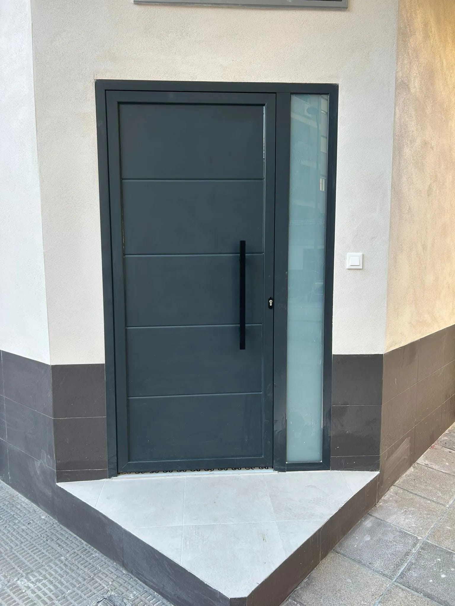 Portal con Tirador de Acero