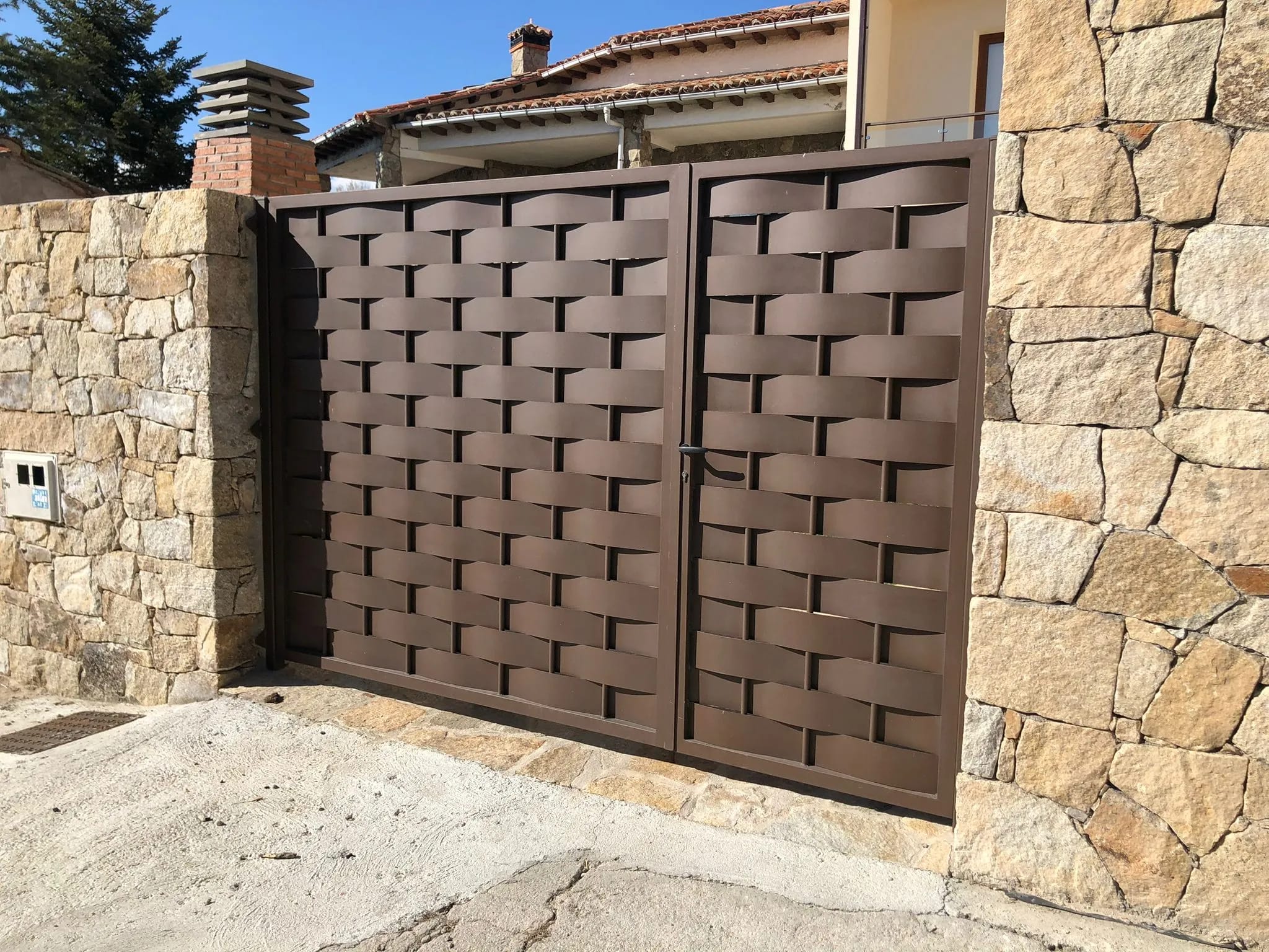 Puerta de Garaje con Paso Peatonal