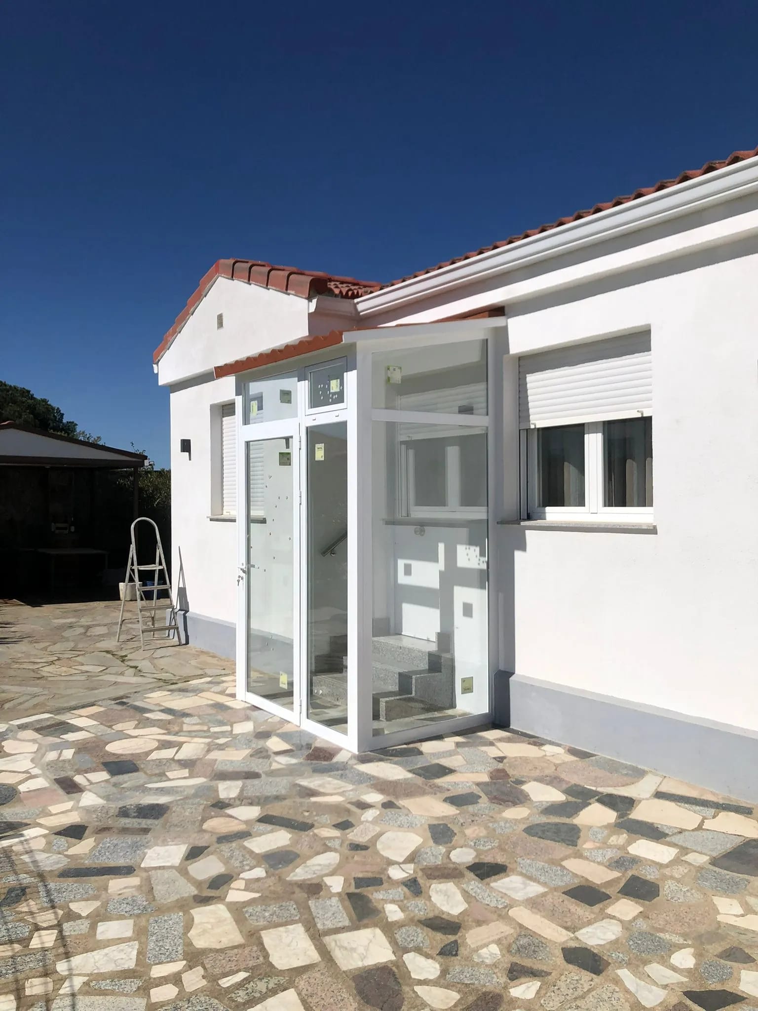 Puerta de Vidrio con Aluminio Blanca