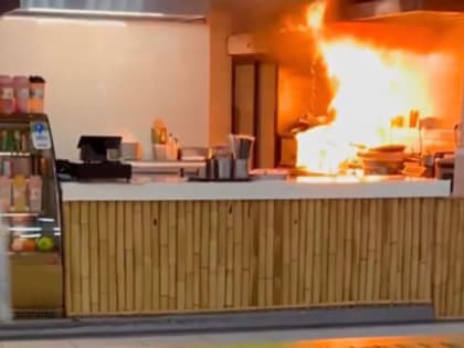 В Самарской области сотни человек эвакурировали из горящего торгового центра
