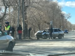 Сызранский «летчик» протаранил машину и врезался в столб у «Стройландии»