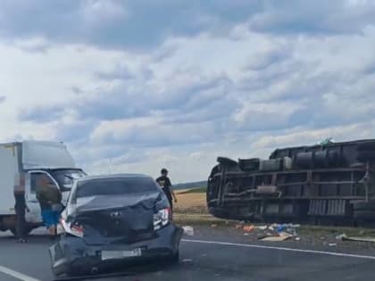 Дорожная авария под Сызранью: фура завалилась на бок