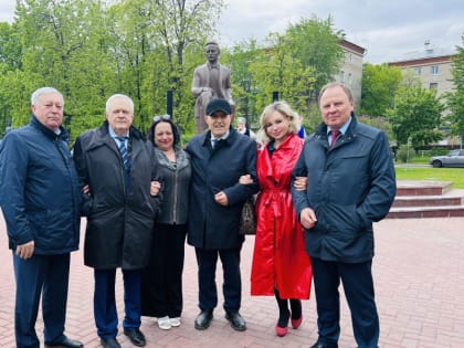 В Москве состоялось ежегодное возложение цветов к памятнику Михаилу Шолохову