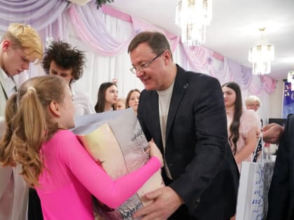 Праздник в «Иволге»! Дмитрий Азаров поздравил с Новым годом детей-сирот и ребят, оставшихся без попечения родителей