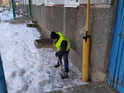 Во дворах Сызрани снег убирали под бдительным оком областной инспекции