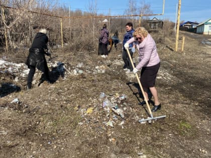 Наступил апрель и мэр Октябрьска взяла грабли в руки