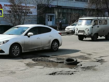Водителям хотят раздавать деньги за пробитые в ямах колеса