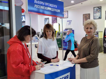 Тольяттинцы оставляют свои подписи за выдвижение Владимира Путина на выборы Президента России