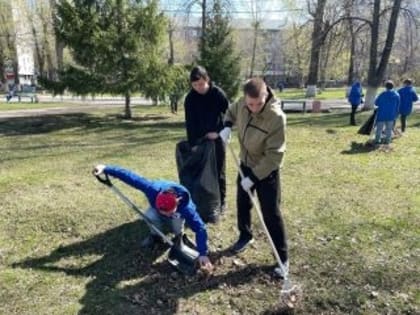 Молодежь Тольятти провела субботник в Центральном парке