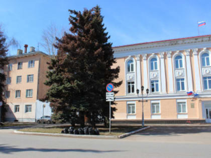 Грабли, лопаты, четыре сотни мешков – депутаты и аппарат Думы дружно провели апрельский субботник