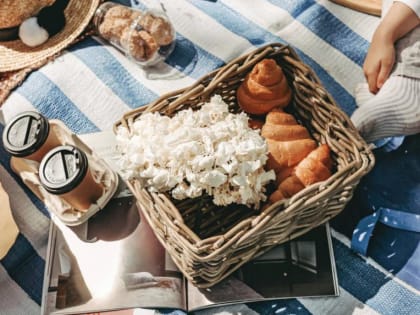 Диетолог рассказала, какие продукты опасно брать на пикник летом