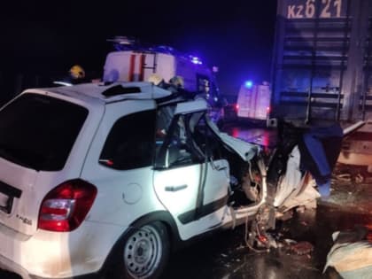 Пассажира смяло насмерть: под Самарой «Калина» залетела под грузовик