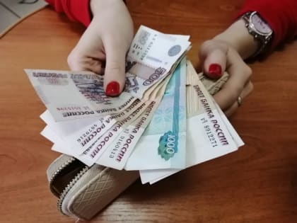 Десяткам тысяч получателей пособий до конца апреля придут на карты доплаты