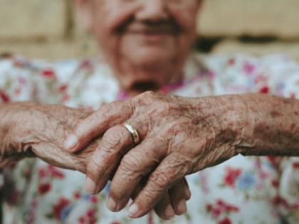 Врач рассказал, как распознать деменцию