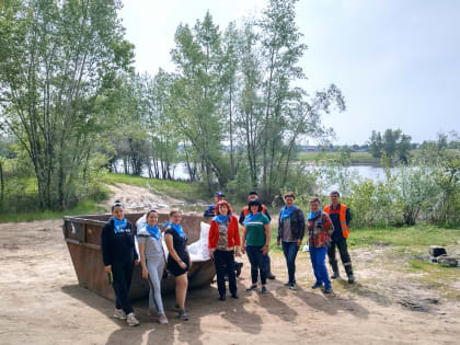 ПРОВЕЛИ УБОРКУ НА БЕРЕГУ ЧАПАЕВКИ