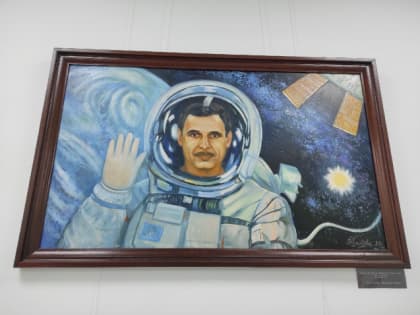Космонавту Корниенко на день рождения подарили картину и назвали его именем библиотеку