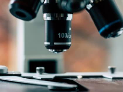 Россиян предупредили о риске заболеть раком от контактных линз, обуви и губной помады