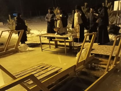 Жители Сызрани собираются на берегу Волги, чтобы окунуться в прорубь в Крещенскую ночь