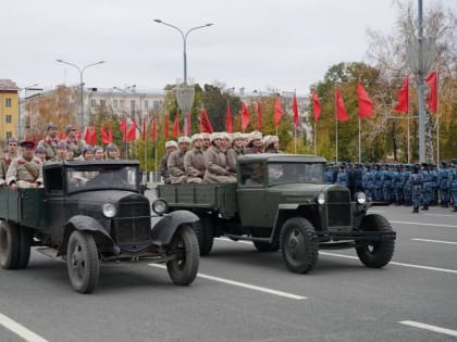 Центральный оркестр Минобороны страны и масштабная военно-историческая реконструкция на Волге. Стали известны некоторые подробности предстоящего Парада Памяти в Самаре