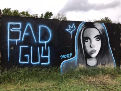 В Сызрани закрасили граффити с Билли Айлиш и нарисовали слово из шести букв