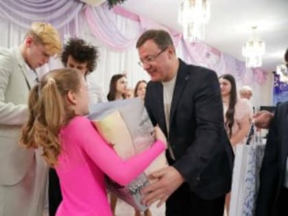 Дмитрий Азаров в центре помощи детям "Иволга" поздравил ребят с наступающим праздником