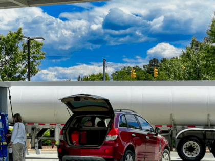 На АЗС начал дорожать бензин, а что будет осенью