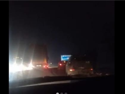 Очевидцы сообщают о разбитых большегрузах между Сызранью и Тольятти: трасса М-5 парализована