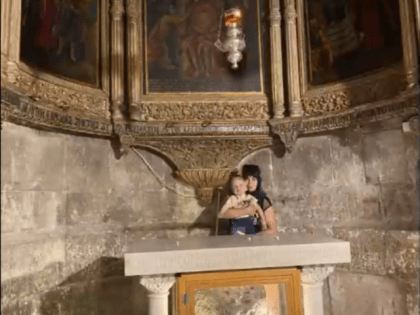 Толпа у Гроба Господня расступилась перед больным мальчиком из Сызрани