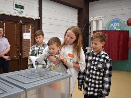 Глава городского округа Александр Алексеевич Прокудин отметил активность жителей на выборах и призвал прийти на участи всех, кто еще не успел проголосовать