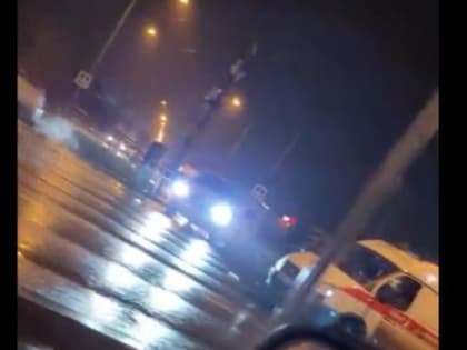 В Самаре сотрудники полиции работают на месте ДТП с пострадавшими