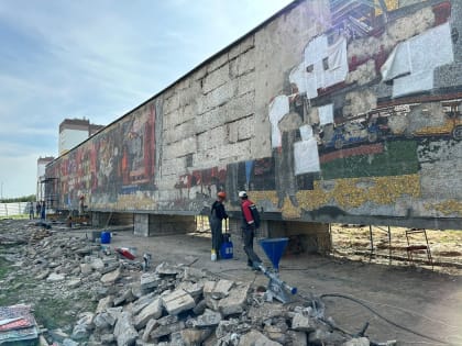 Уникальная работа: В Тольятти удалось восстановить 145 кв.м. стелы-панно «Радость труда»