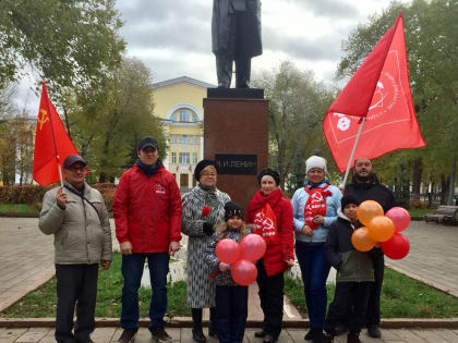 Коммунисты Куйбышевского района поздравили жителей Самары с годовщиной Великого Октября