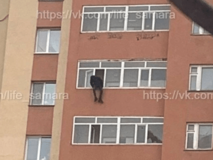 Упавшего с 10 этажа парня сфотографировали за секунды до смерти