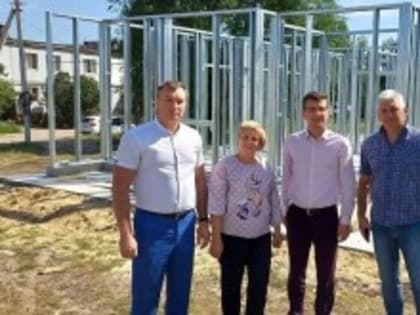 Павел Золотарев проконтролировал возведение нового ФАПа в селе Байдеряково  