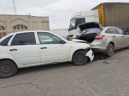 В Сызрани произошло столкновение двух легковушек: дорогу не разделили Гранта и Форд