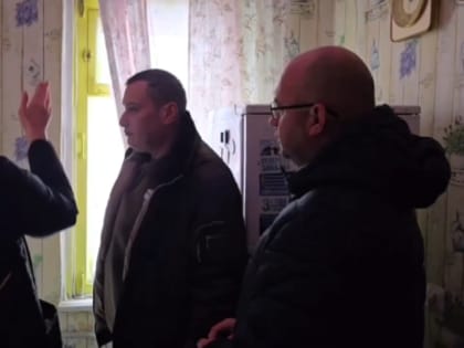 Сюда подходите и ботинки снимайте: новый российский губернатор Хинштейн заставил разуться мэра