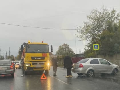 В Сызрани автоцистерна помяла легковушку. Движение на Декабристов затруднено