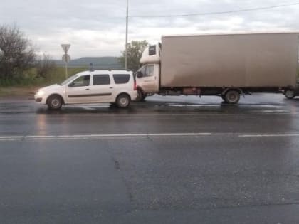 (фото) "Ларгус" и "Газель" столкнулись на М-5 в Тольятти, есть раненые