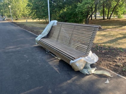 57 новых скамеек устанавливают в Парке Победы в Тольятти